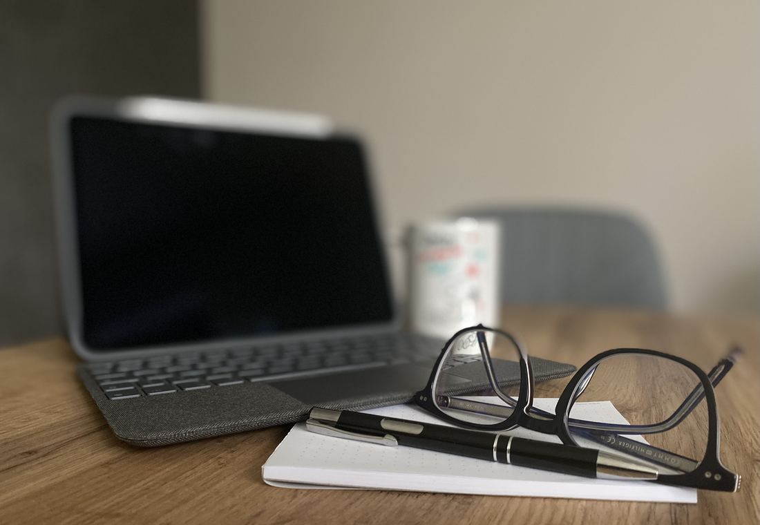 Arbeitsplatz mit Laptop und Notizbuch - Lehr- und Seminartätigkeit