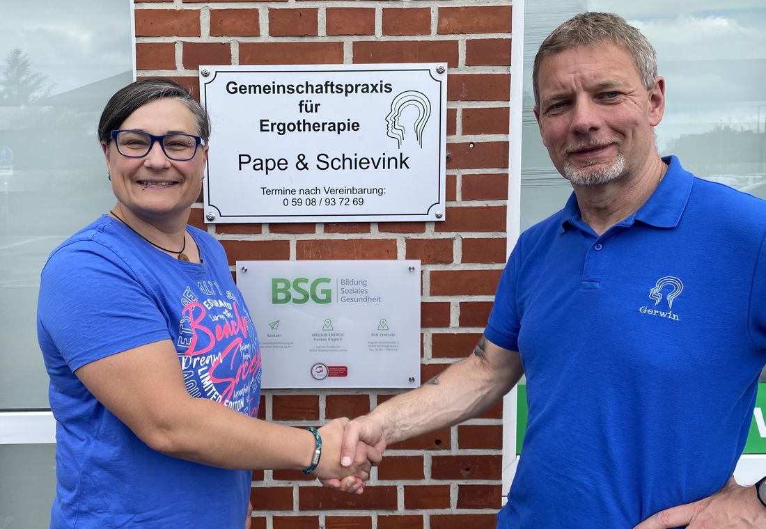 Doreen Klepsch beim Kooperationsstart mit der BSG vor der Praxis in Wietmarschen-Lohne