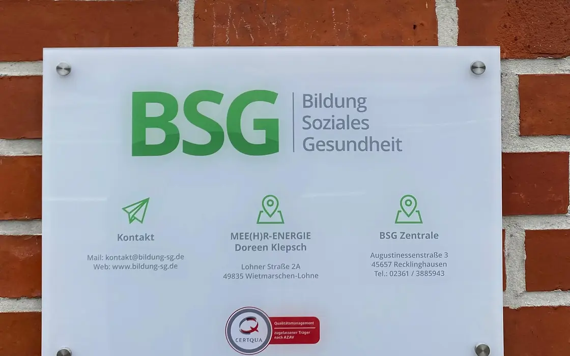 Praxisschild der BSG-Kooperationspartnerpraxis in Wietmarschen-Lohne mit dem Eintrag MEE(H)R-ENERGIE, Doreen Klepsch