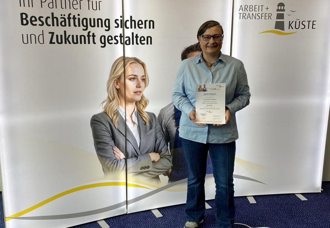 Doreen Klepsch mit dem Beraterinnen-Zertifikat der Arbeit + Transfer Küste GmbH